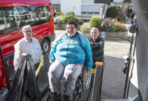 Rollstuhlfahrerin-Einstieg-Rollstuhlbus-DIN75078-Engler-Transfer
